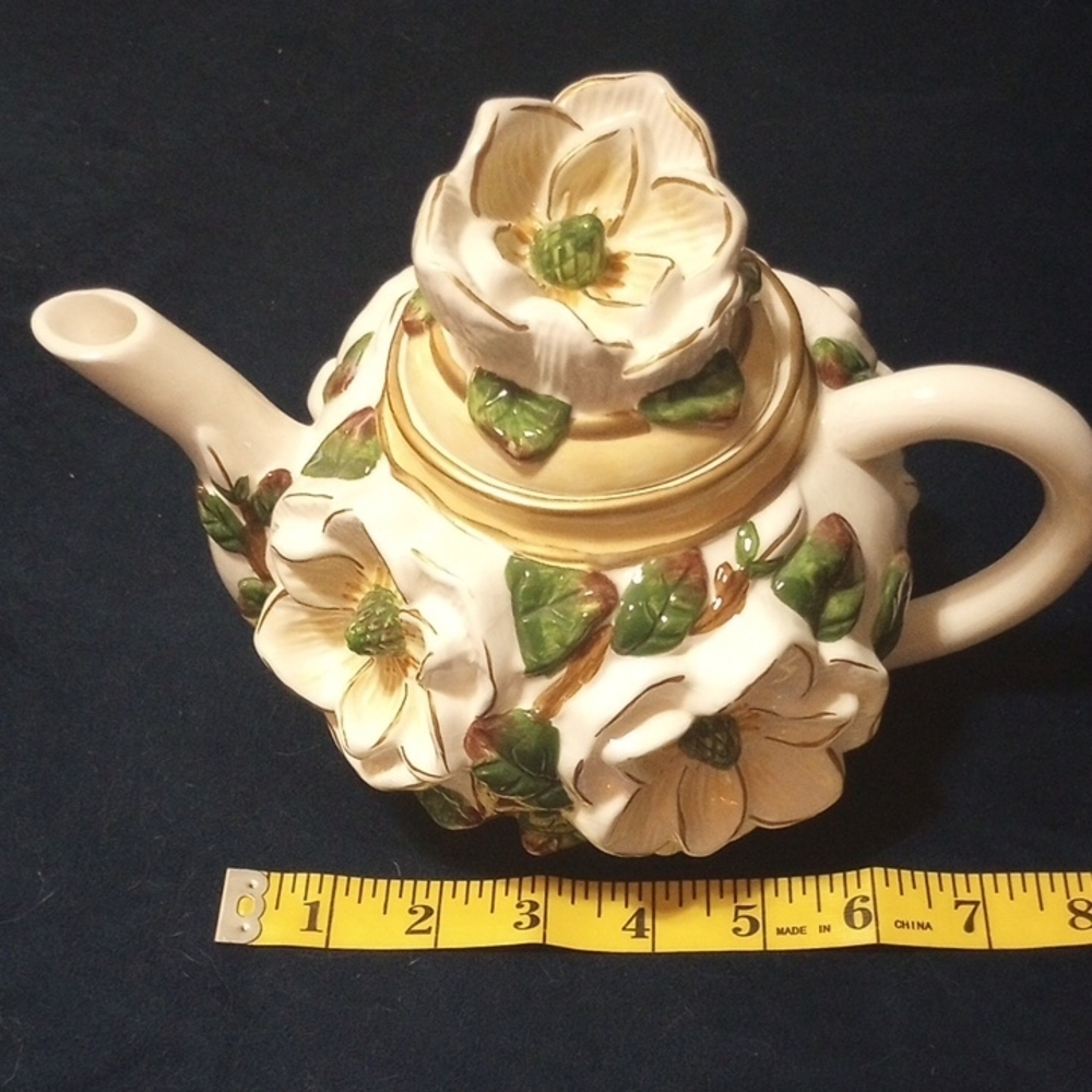 Magnolia Ceramic Teapot with Lid